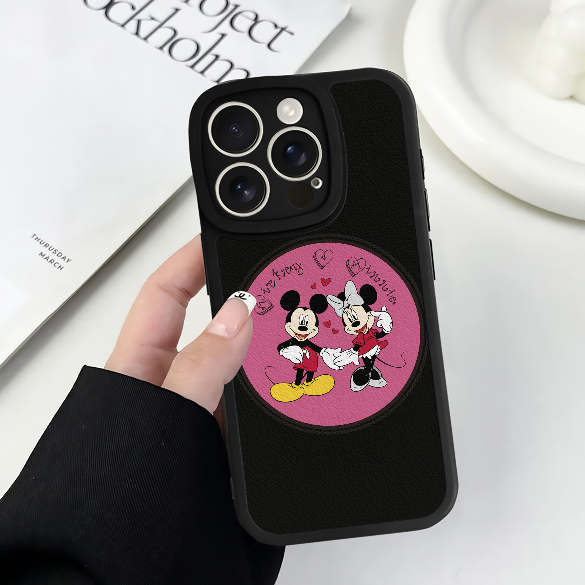 （画像用） ミッキーマウス Mickey Mouse 【iPhone 16シリーズ対応】シリコンスマホケース（レザー調） 材質：シリコン